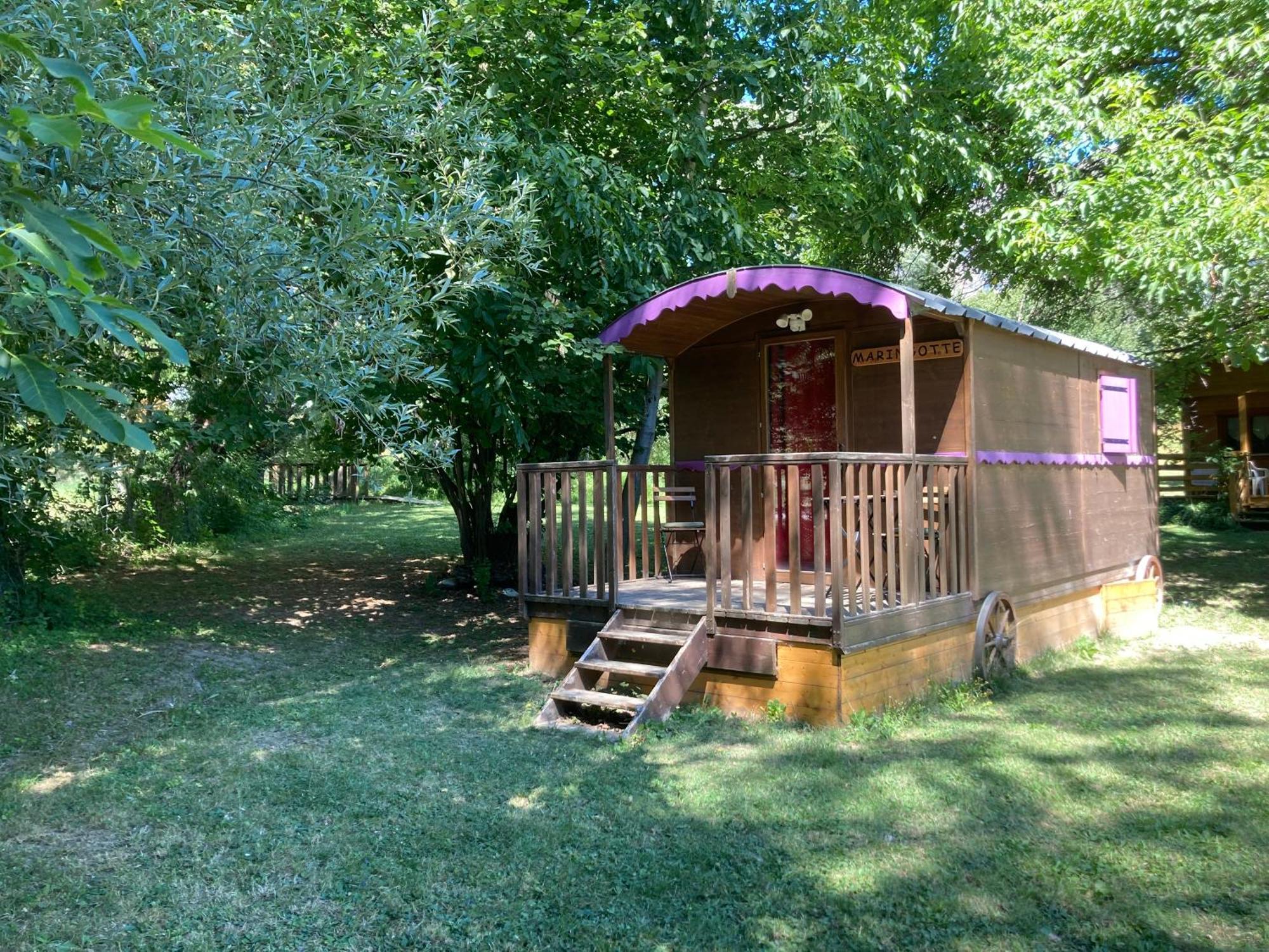 Camping, Hotel De Plein Air Les Cariamas Chateauroux-les-Alpes Exterior photo